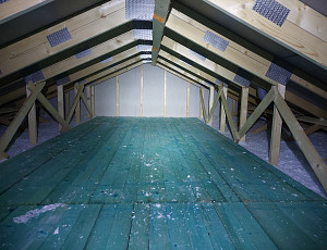 Zateplení stropu dřevostavby bungalovu pomocí foukané izolace